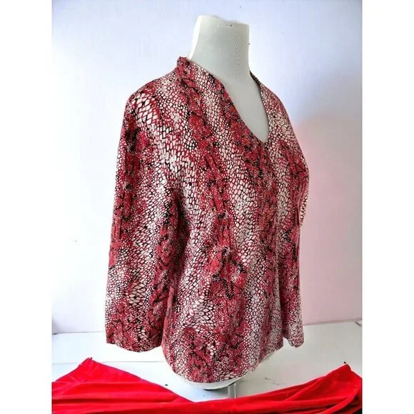 Hearts of Palm Petite red animal patterned quarter sleeve vneck blouse NEW PL - Picture 3 of 9
